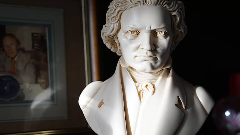 Lee más sobre el artículo Beethoven, el héroe a través de la música | Conferencia